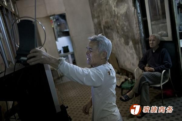 香港將于明年11月終止模擬電視廣播，進(jìn)入全面數(shù)碼電視廣播時代